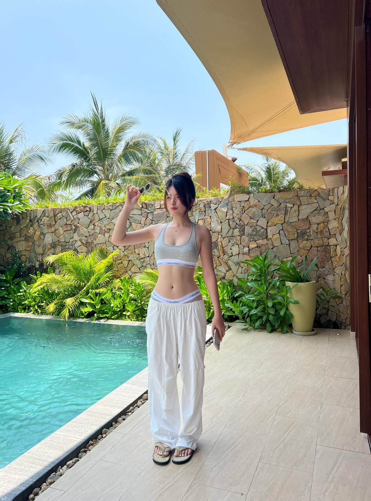 Mới đây, nàng WAG khiến cư dân mạng trầm trồ khi khoe loạt hình ảnh diện bikini ở bên bể bơi.