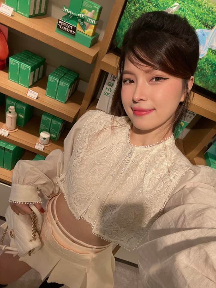 Không chỉ xinh đẹp, Thuỵ Hân còn được biết đến là một cô gái tài năng. Cô vừa đi học, vừa làm người mẫu tự do.