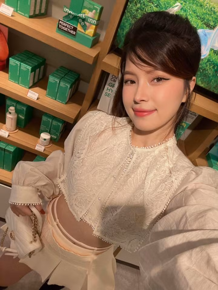 Không chỉ xinh đẹp, Thuỵ Hân còn được biết đến là một cô gái tài năng. Cô vừa đi học, vừa làm người mẫu tự do.