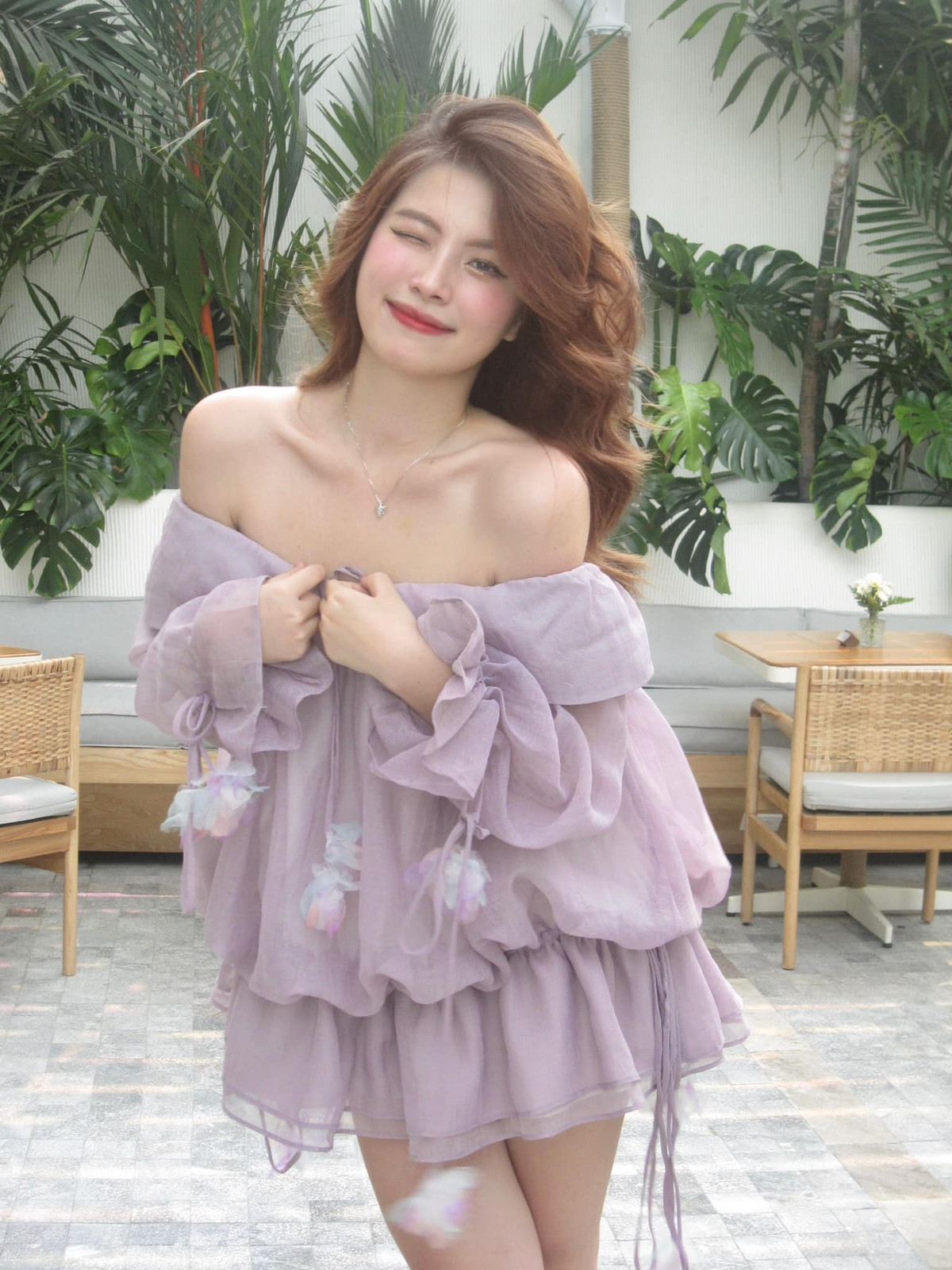 Qua một số hình ảnh được chia sẻ lên MXH, hot girl này có vòng 1 đầy đặn, vòng 2 thon thả cùng vòng 3 nở nang.