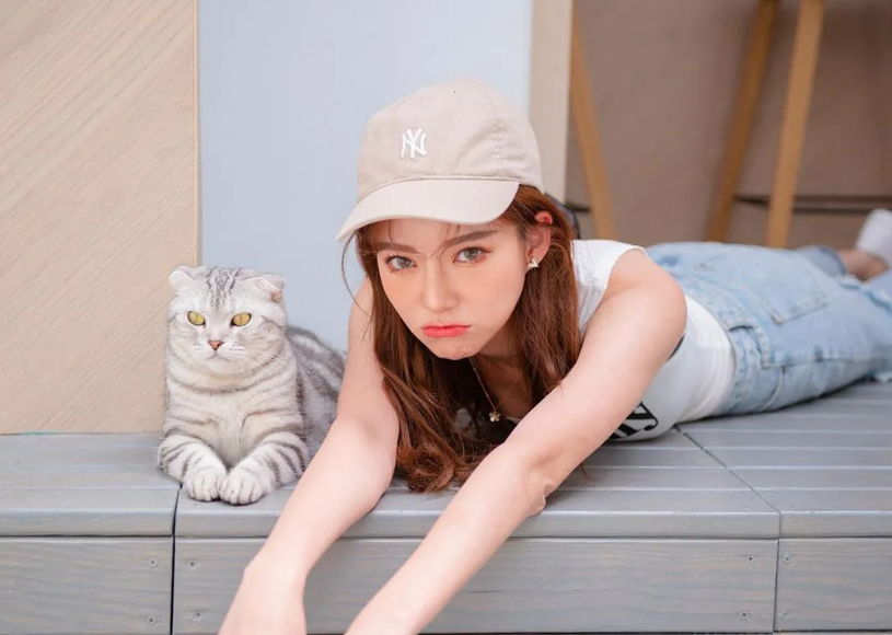 Cô thường chia sẻ về lối sống tích cực, lành mạnh, thường xuyên tập luyện thể thao.