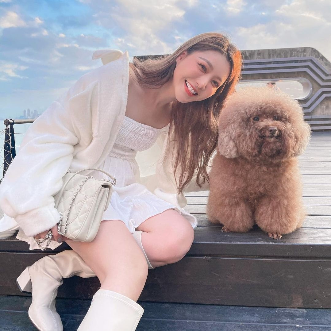 Người đẹp Đài Loan có chiều cao không quá nổi bật 1,64m, song tỷ lệ cơ thể cân đối, đặc biệt là đôi chân dài đã giúp cô trở thành người mẫu nổi danh trên mạng xã hội.