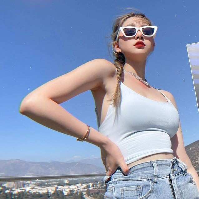 Nàng hot girl được nhận xét có gương mặt ngây thơ, trái ngược với phong cách gợi cảm, có phần táo bạo mà cô theo đuổi.