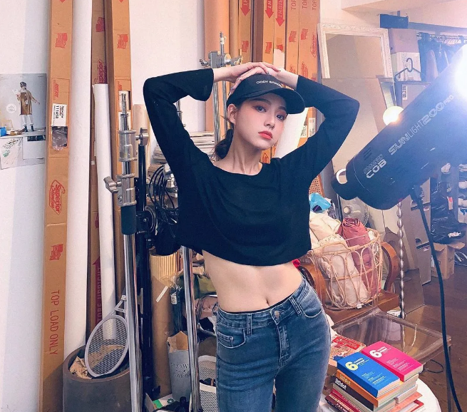 Cô có thu nhập lớn thông qua kênh vlog và các bài đăng trên kênh cá nhân.