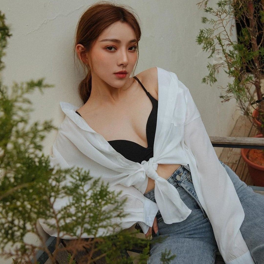 Cô có làn da trắng sáng, nét đẹp thanh thuần với đôi mắt to, mũi cao cùng nụ cười ngọt ngào.