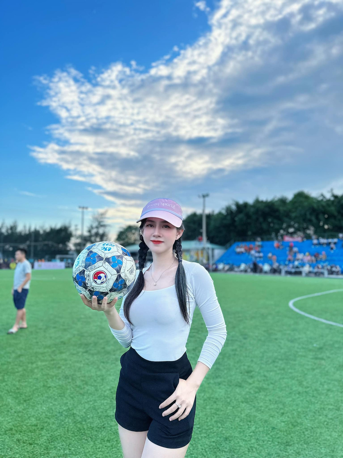 "Hot girl làng hài" hạnh phúc tận hưởng cuộc sống riêng bên tổ ấm nhỏ hạnh phúc.