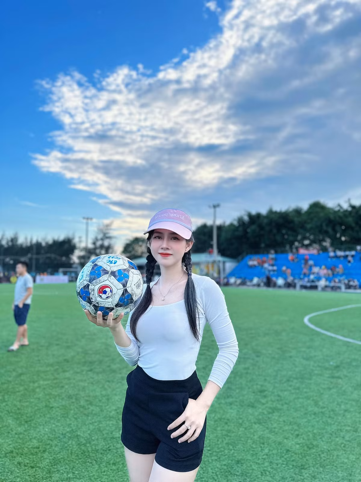 "Hot girl làng hài" hạnh phúc tận hưởng cuộc sống riêng bên tổ ấm nhỏ hạnh phúc.