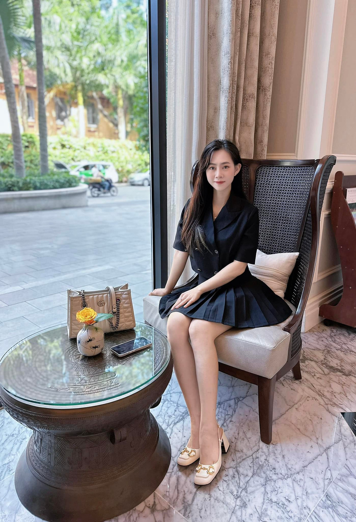 Nếu như trước đây, Yến Xôi thường xuyên xuất hiện với những trang phục gợi cảm như bikini hay váy cắt xẻ thì gần đây người đẹp này có phần tiết chế hơn trong cách ăn mặc.