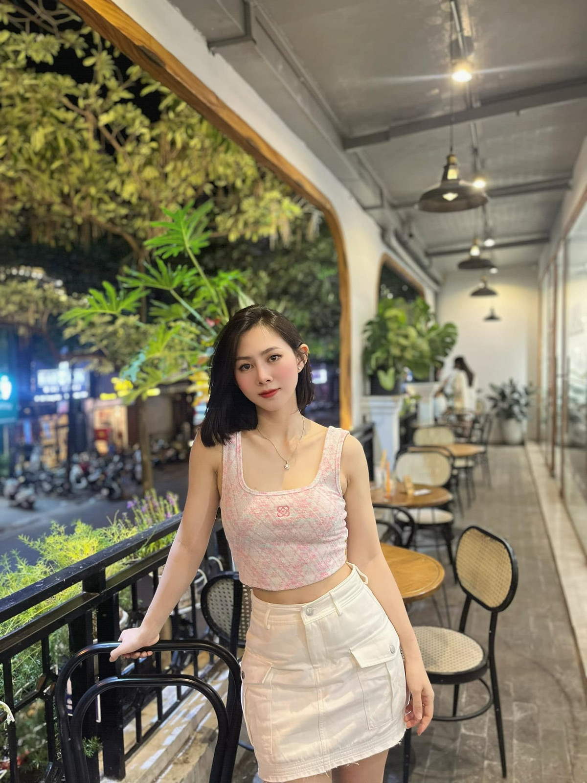 Sở hữu gương mặt xinh xắn, thân hình nóng bỏng cùng khả năng diễn xuất tốt, hot girl Yến Xôi này còn tham gia nhiều bộ phim Làng ế vợ 3, Loa phường TV, Đại gia chân đất...