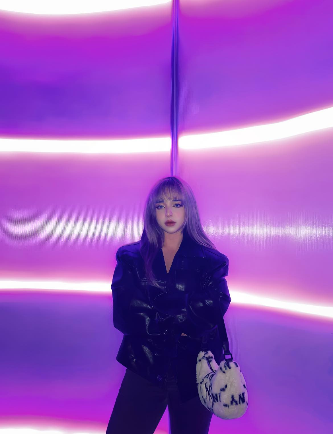 Cô không ngại diện trang phục có thiết kế cắt xẻ táo bạo.