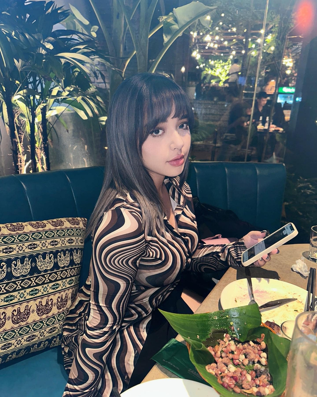 Trinh Tây (tên thật Ozeri Yael Phương Trinh, sinh năm 1998, Hà Nội) từng là hot girl, mẫu ảnh có tiếng tại Hà Nội.