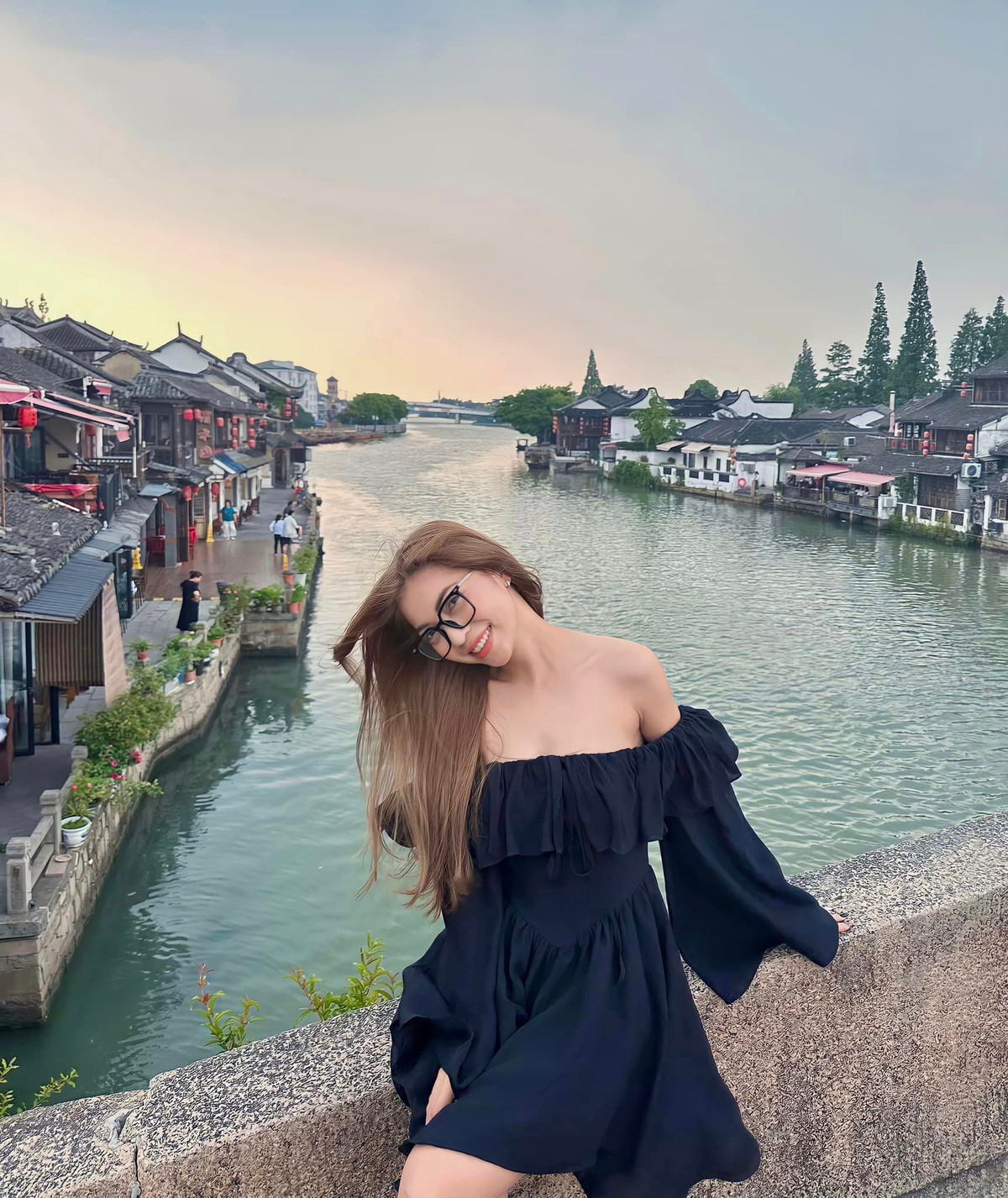 Cô nàng khoe ảnh trong những chuyến du lịch trong và ngoài nước như Đà Lạt, phố cổ Hội An, Đà Nẵng, Thượng Hải (Trung Quốc), Thái Lan...