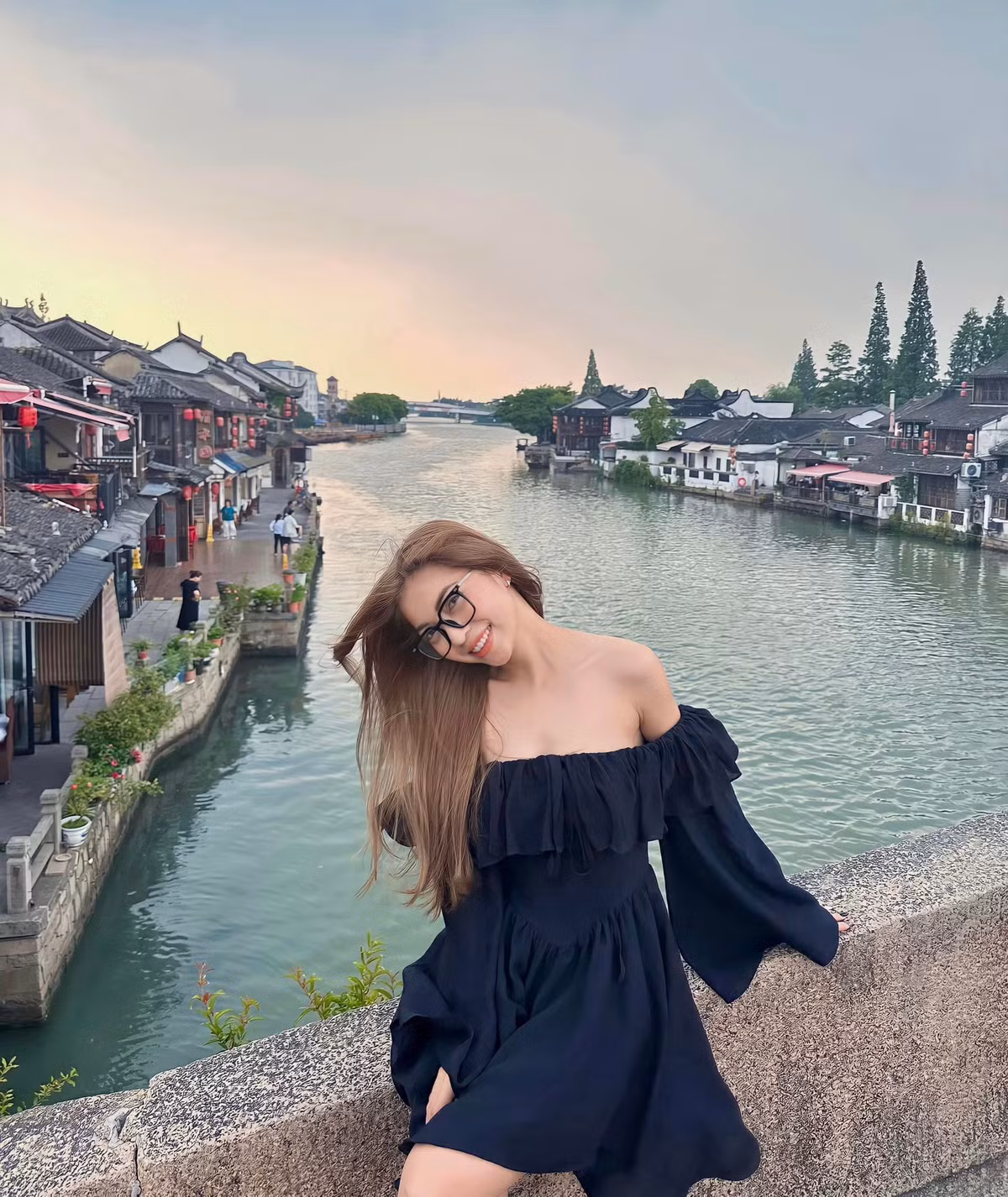 Cô nàng khoe ảnh trong những chuyến du lịch trong và ngoài nước như Đà Lạt, phố cổ Hội An, Đà Nẵng, Thượng Hải (Trung Quốc), Thái Lan...