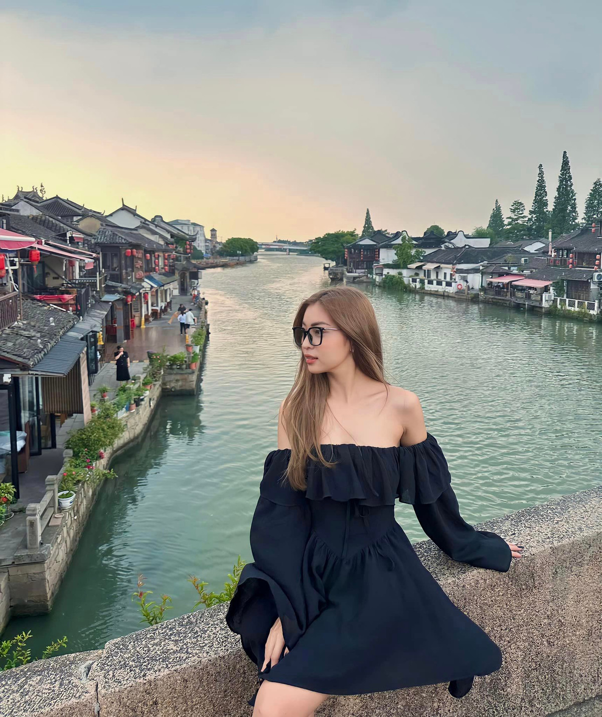 Nhật Lê được khen ngợi là ngày càng quyến rũ và nhuận sắc sau khi lấy chồng.