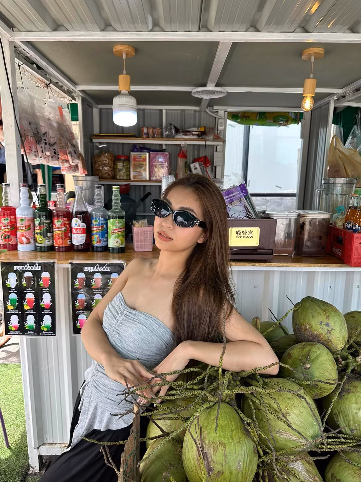 Hot girl Quảng Nam chưa từng công khai hình ảnh vị hôn phu trên mạng xã hội. Những thông tin về chồng cô cũng rất ít ỏi.