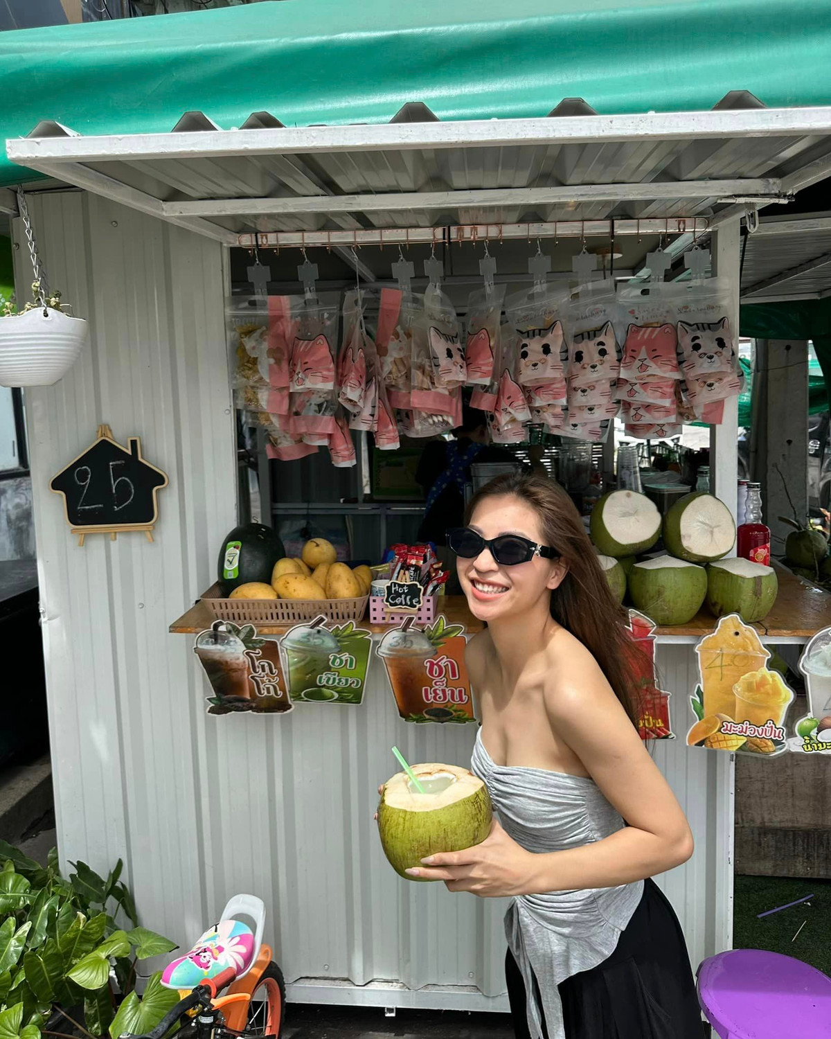 Bạn gái cũ Quang Hải tổ chức lễ đính hôn kín đáo tại quê nhà, mọi hình ảnh về đám hỏi chỉ được rò rỉ từ những người bạn thân của cô.