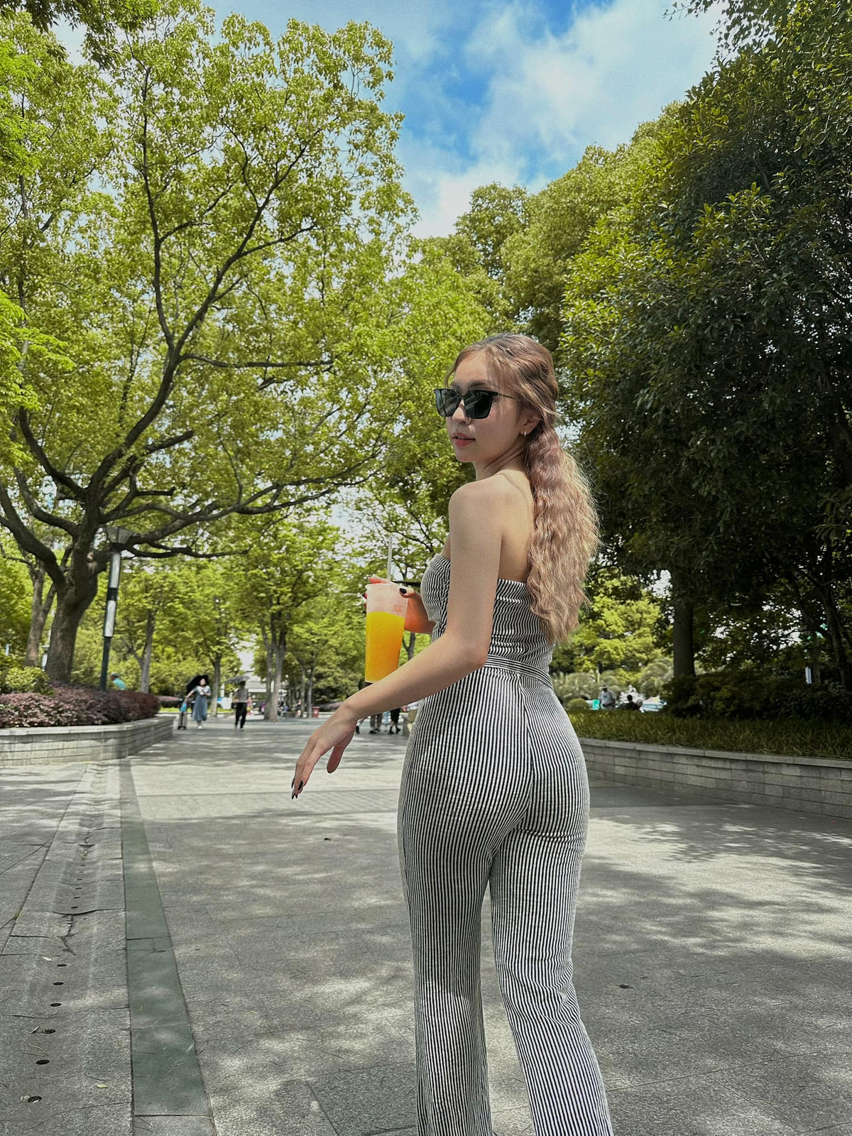 Cô thường xuyên xuất hiện trên mạng xã hội với những hình ảnh xinh đẹp cuốn hút.