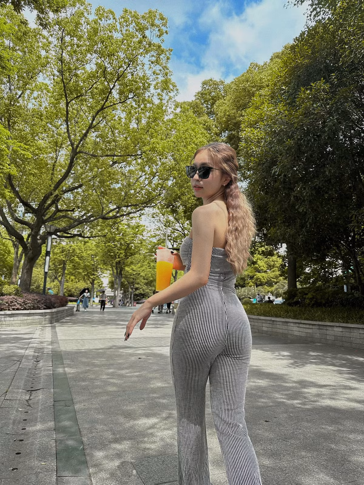 Cô thường xuyên xuất hiện trên mạng xã hội với những hình ảnh xinh đẹp cuốn hút.