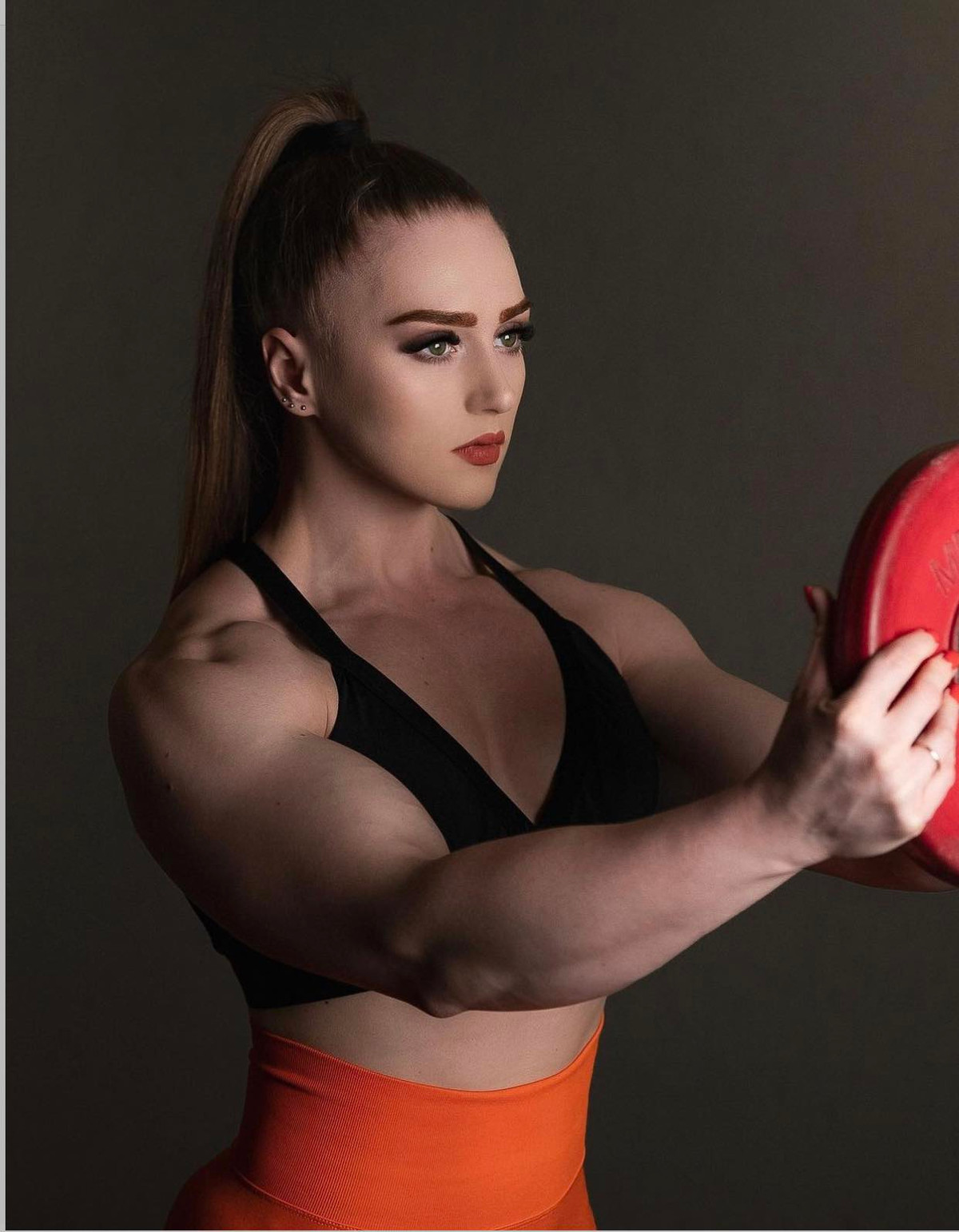 Julia quyết định tập trung hoàn toàn vào sự nghiệp vận động viên cử tạ và không đăng ký học đại học.