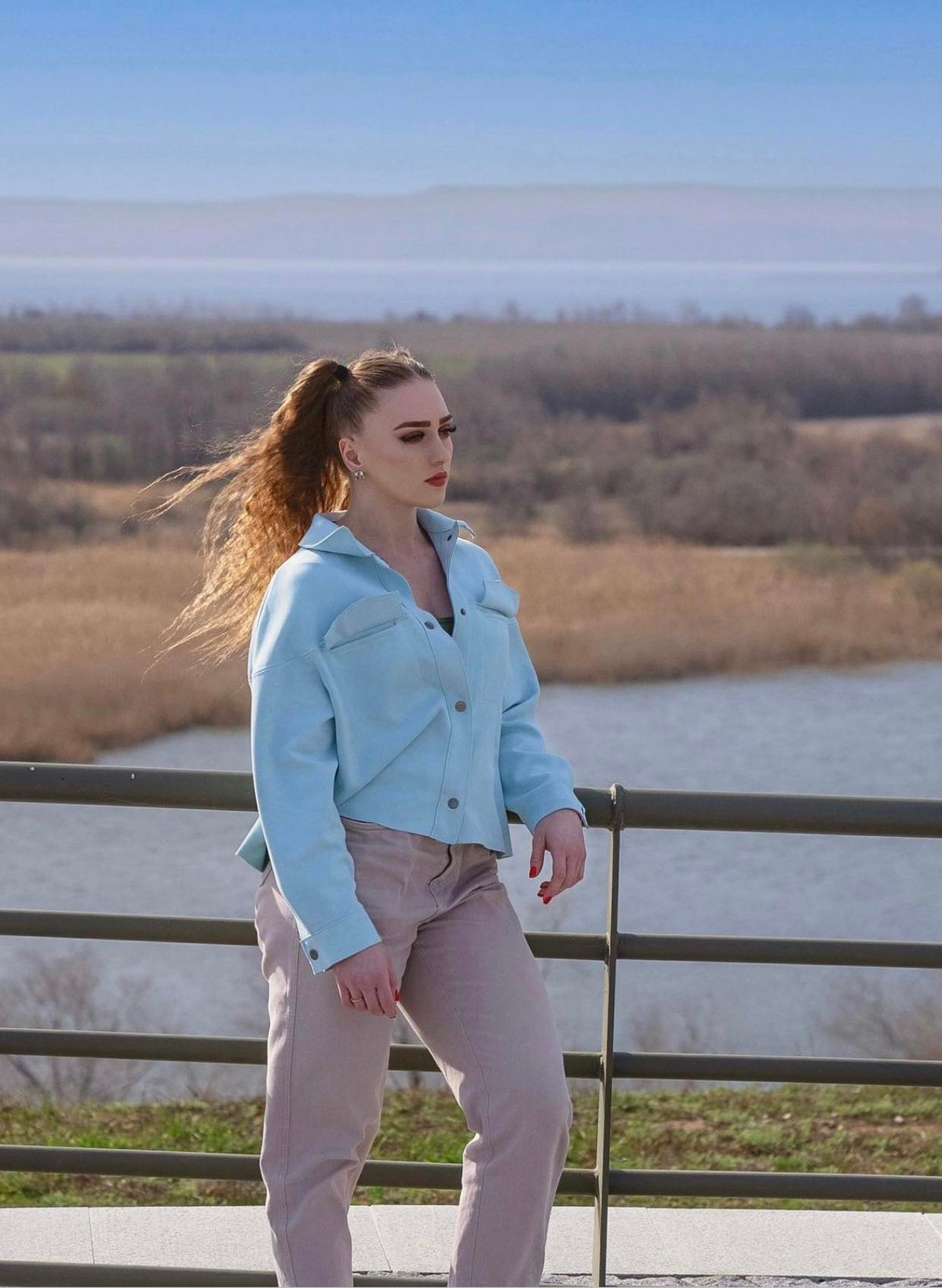 Cô cao 1m65, nặng 65 kg, vòng ngực 98cm, eo 66 cm, hông 102 cm, vòng đùi 67 cm. Julia đam mê đẩy tạ và cô còn có sở thích khác là trang điểm.