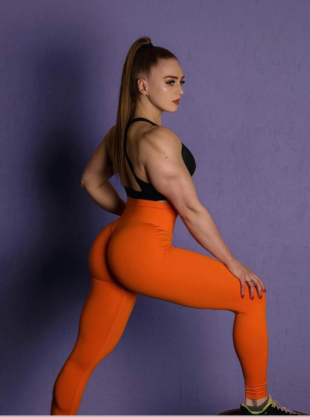 Cô lao vào tập luyện suốt 1 năm, điều này giúp cô có chút vóc dáng và thúc đẩy bản thân tập nhiều hơn nữa. 1 năm sau đó, cô bắt đầu tập tạ.