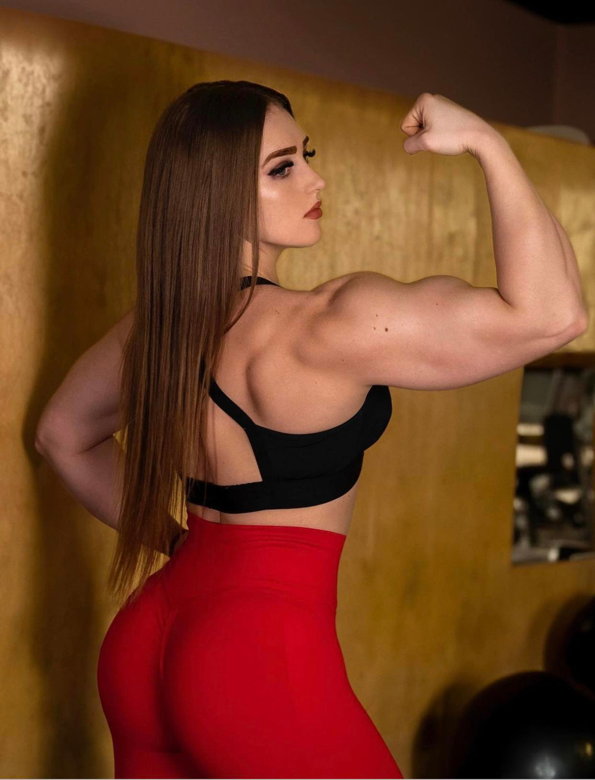 Vào những năm cấp 3, "hot girl cơ bắp" trở nên nổi tiếng nhờ vẻ ngoài cuốn hút. Tuy nhiên, lúc đó cô không hài lòng với vóc dáng của mình.