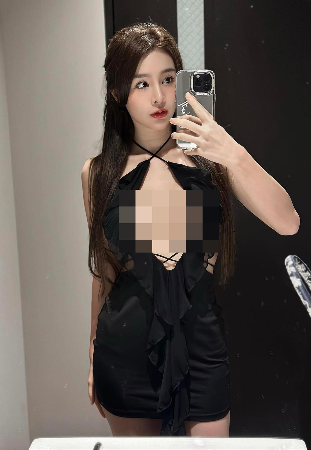 Có thể rất, với gương mặt thu hút và thân hình chữ S đẹp tuyệt mỹ, dù mặc bất cứ thứ gì, cô cũng đẹp mê hồn.