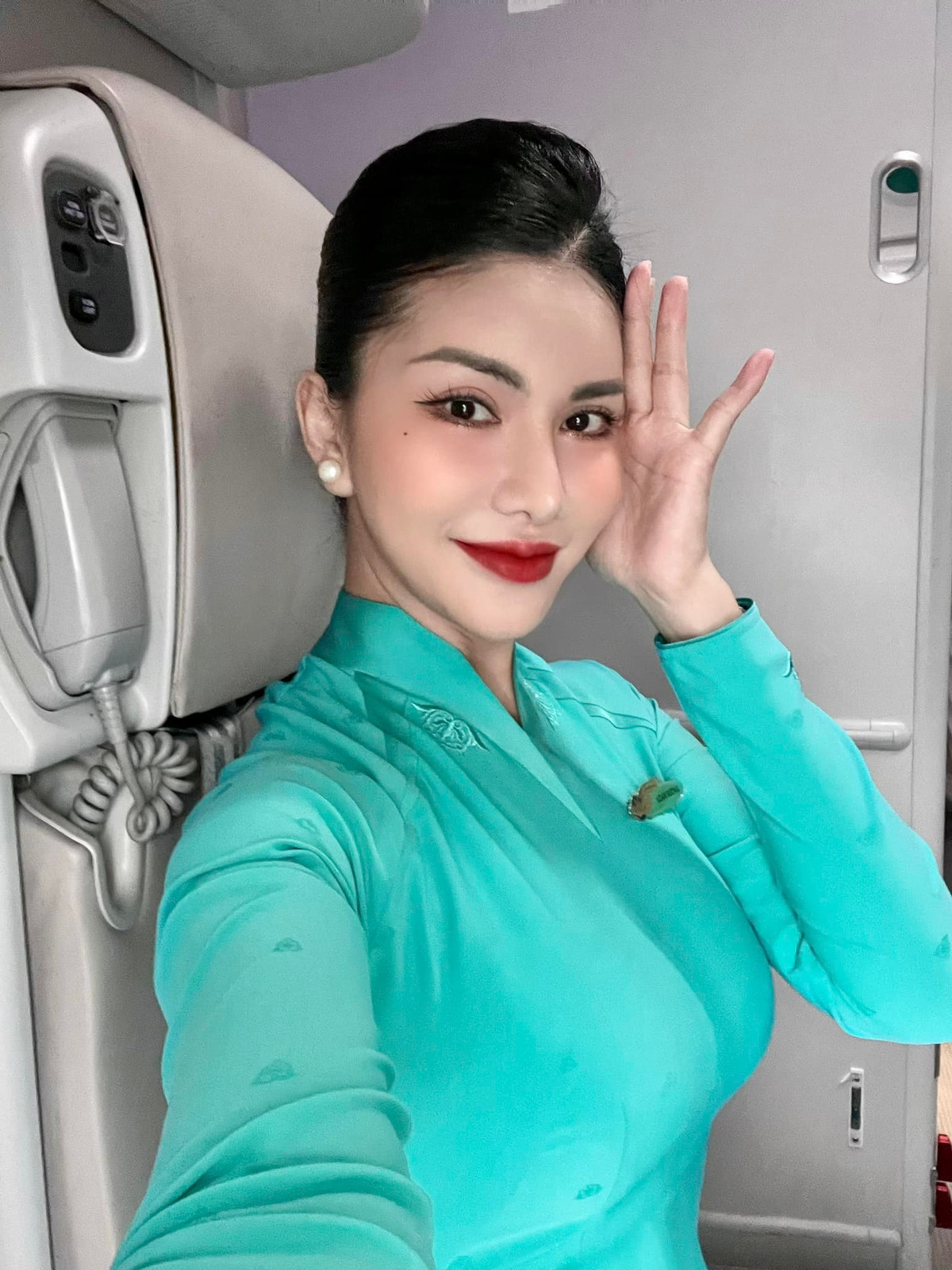 Nữ tiếp viên hàng không này luôn nằm trong top cao của các cuộc thi nhờ thân hình quyến rũ, gương mặt xinh đẹp và thông thạo nhiều thứ tiếng.