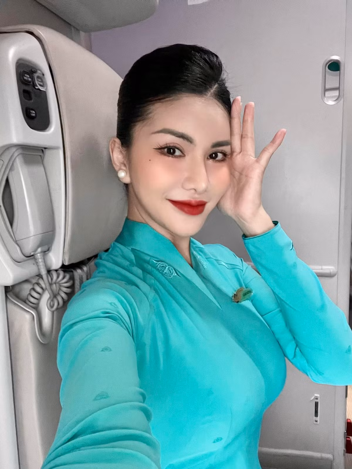 Nữ tiếp viên hàng không này luôn nằm trong top cao của các cuộc thi nhờ thân hình quyến rũ, gương mặt xinh đẹp và thông thạo nhiều thứ tiếng.