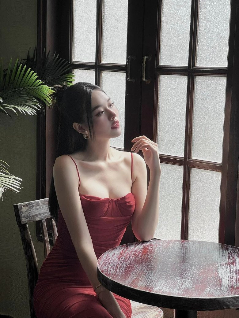 Khi vẫn chưa hết nhiệm kỳ đăng quang, người đẹp kết hôn với ông xã doanh nhân vào cuối năm 2020. Sau vài tháng, cô liền thông báo tin vui lên chức mẹ.