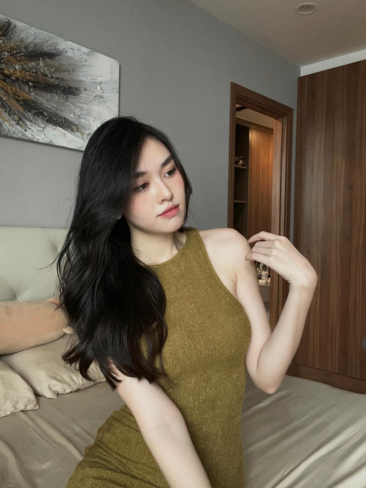 Mỹ nhân sinh năm 2000 thường xuất hiện ở những nơi sang trọng, di chuyển bằng xế hộp xa hoa và sở hữu nhiều món hàng hiệu đắt đỏ khiến nhiều người mơ ước. Ảnh: FBNV