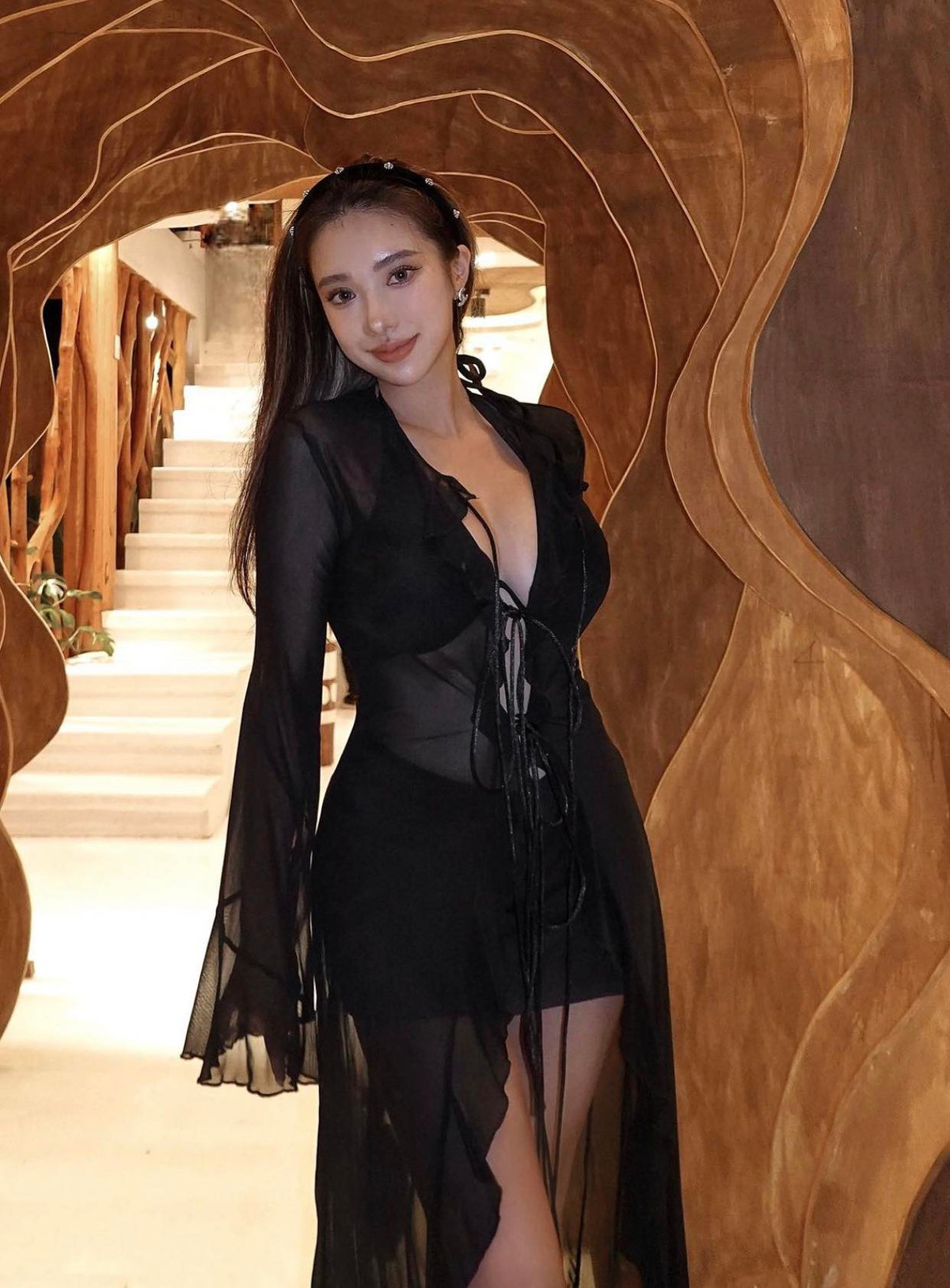 Cô thường xuyên có những hình ảnh check in ở nhiều địa điểm sang chảnh.