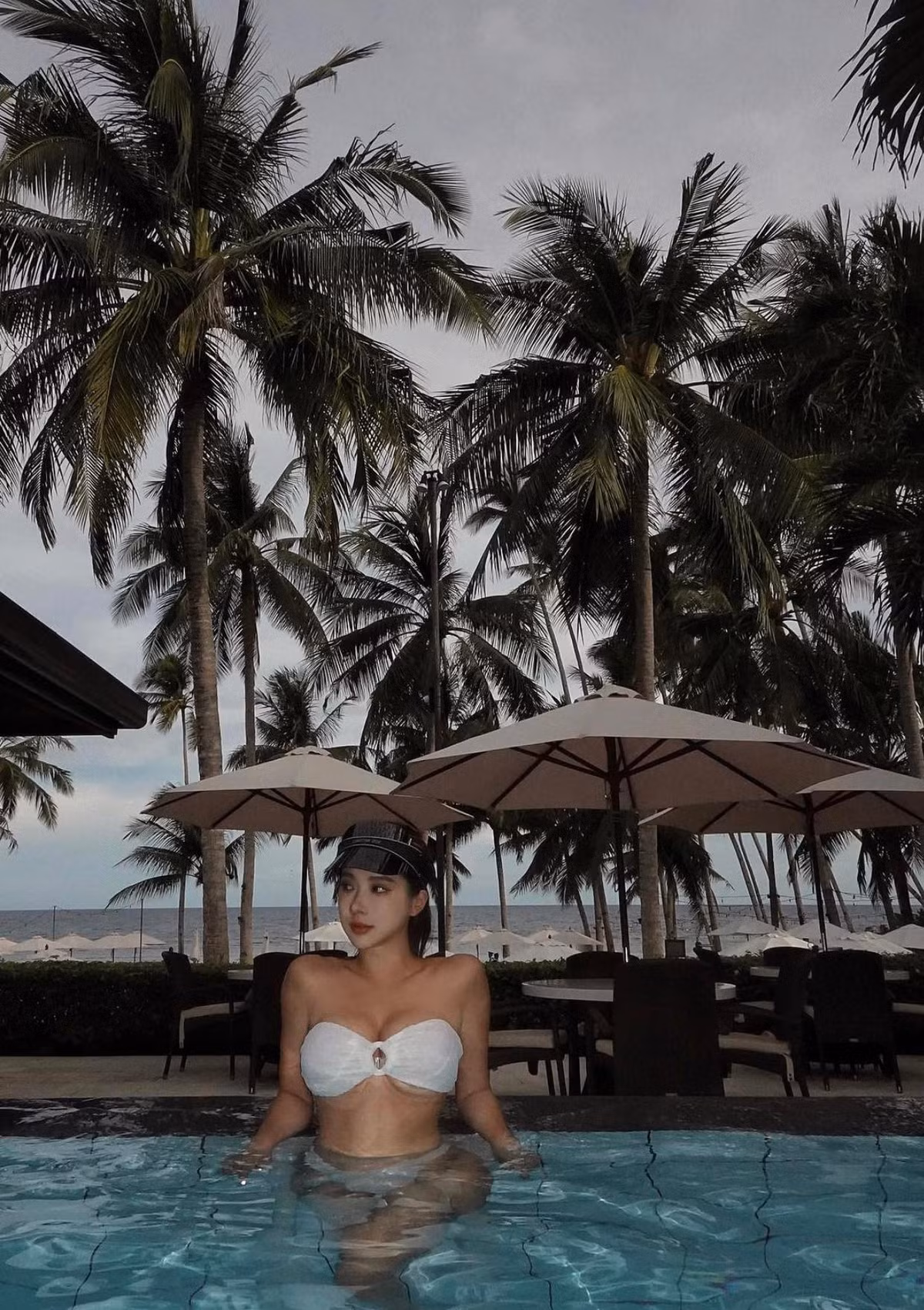 Không chỉ sở hữu gương mặt xinh đẹp, ngũ quan cân đối, hài hòa, mỹ nhân họ Lã còn gây mê người nhìn nhờ đường cong hông hoàn hảo.