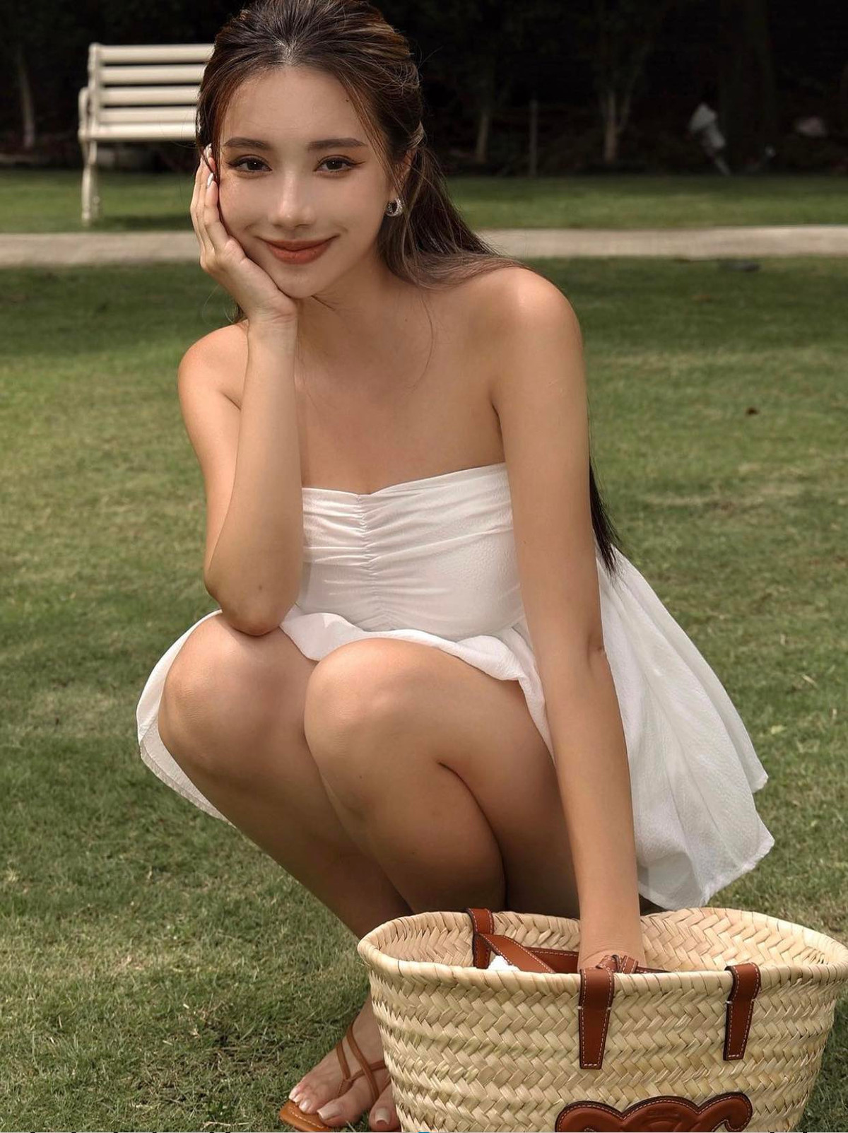 Ngoài khuôn mặt xinh đẹp được trang điểm cẩn thận, người đẹp này còn sở hữu vóc dáng rất chuẩn, không chút mỡ thừa.