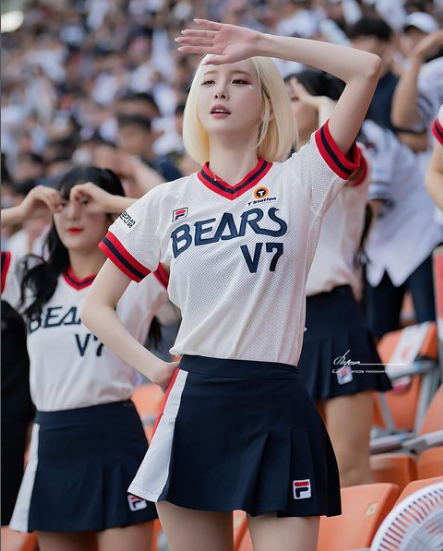 Nhờ vào sắc vóc của mình, cô nàng từng được chọn làm mẫu cho nhiều tạp chí trong nước.