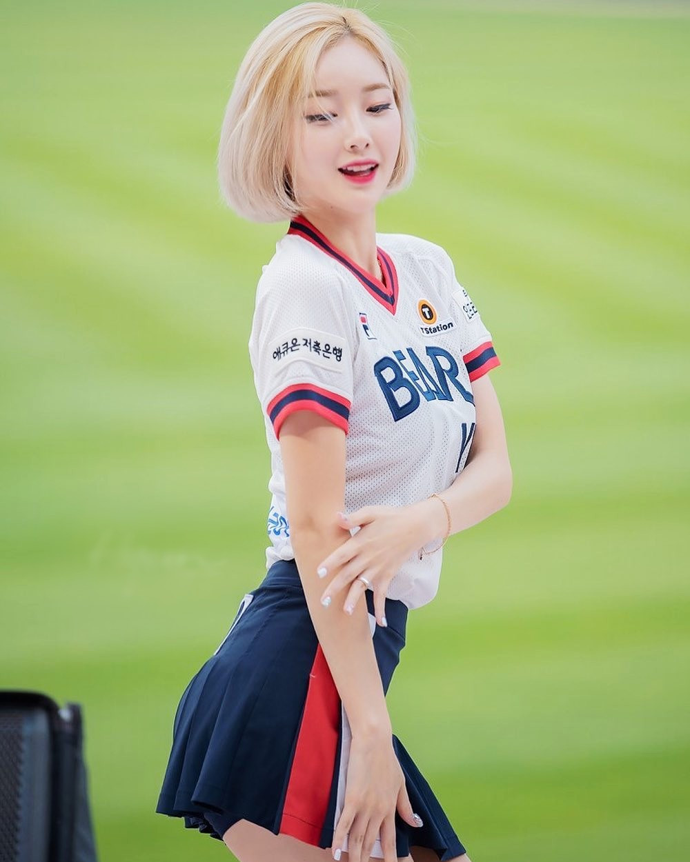 Trước đó, cô nàng đã nổi tiếng trên mạng xã hội nhờ vào loạt hình ảnh, clip tham gia cổ vũ trong các trận đấu bóng chày.