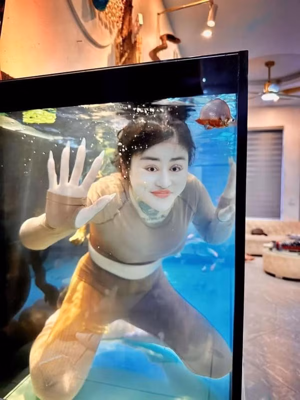 Ngân Baby còn gây choáng hơn nữa khi tiết lộ mức thu nhập "khủng" hàng tháng của mình.