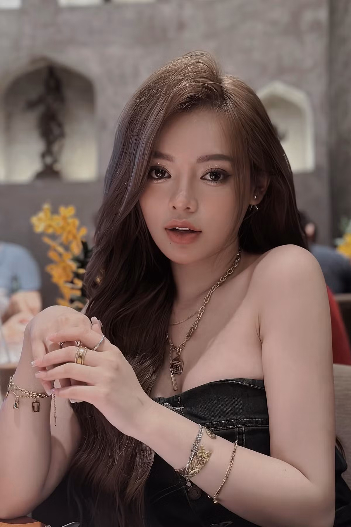 Mỗi khi xuất hiện, với thân hình bốc lửa và phong cách ăn mặc mới mẻ, gợi cảm, quyến rũ Na Thỏ luôn thu hút mọi ánh nhìn của người đi đường.