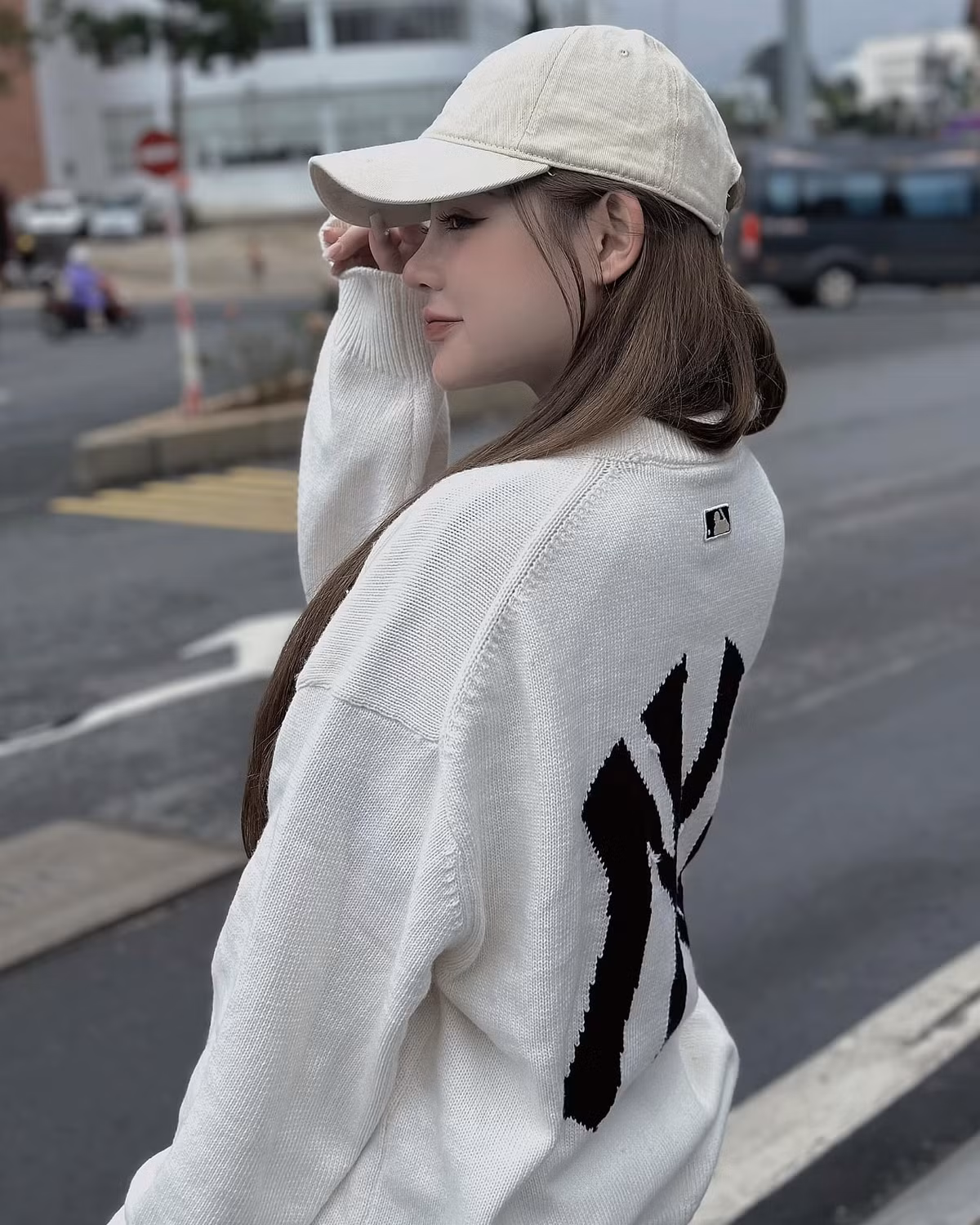 Cô luôn diện những mẫu váy áo thời thượng, bắt mắt cộng với vóc dáng cân đối, hot TikToker Na Thỏ nhanh chóng trở thành xu hướng cho các cô gái trẻ.