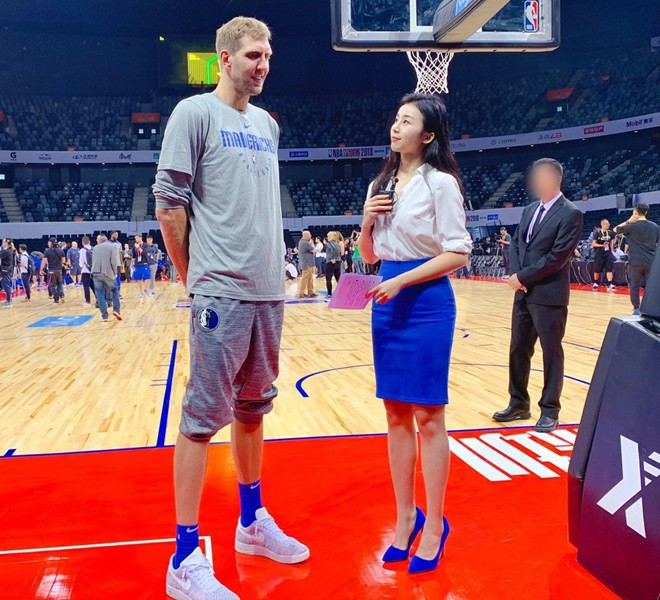 Zhang Manyuan là nữ MC thể thao nổi tiếng tại Trung Quốc từng dẫn dắt cho chương trình của kênh thể thao CCTV, các giải thi đấu bóng rổ,...