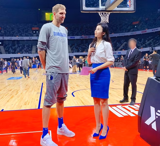 Zhang Manyuan là nữ MC thể thao nổi tiếng tại Trung Quốc từng dẫn dắt cho chương trình của kênh thể thao CCTV, các giải thi đấu bóng rổ,...