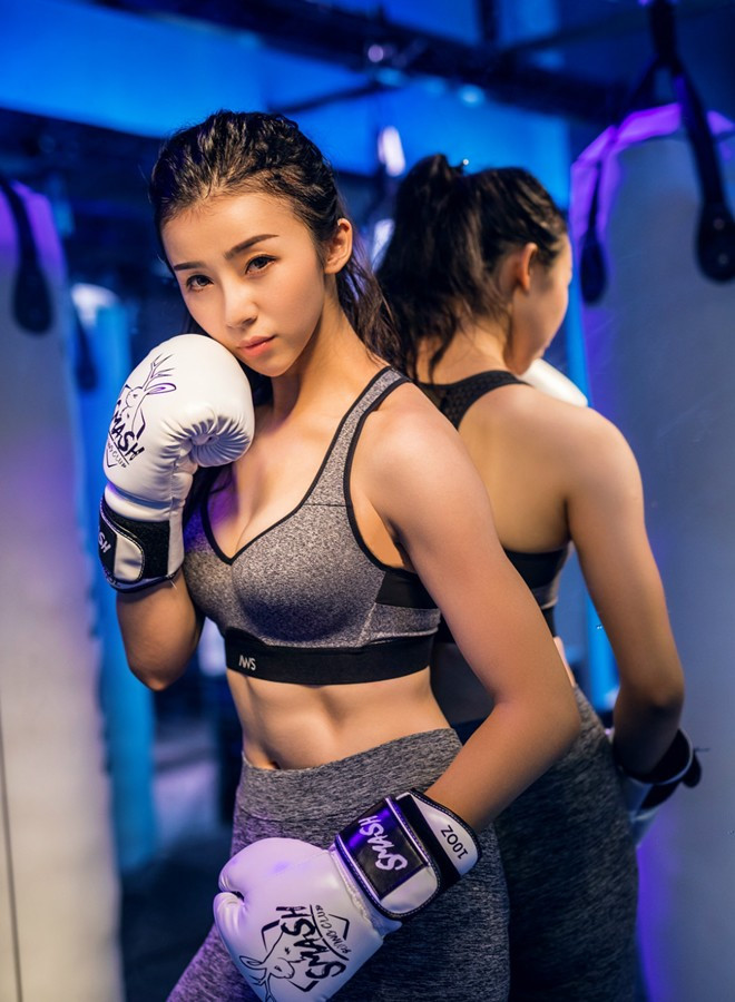 Cô còn làm chủ phòng tập đấm bốc của riêng mình, nơi cô thường đến tập thể dục, chụp ảnh khoe thân hình nuột nà, không chút mỡ thừa.