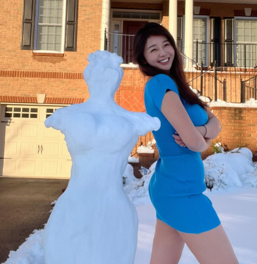 Hình ảnh cô chia sẻ phần lớn là khoảnh khắc khoe vóc dáng gợi cảm. Ảnh: IGNV