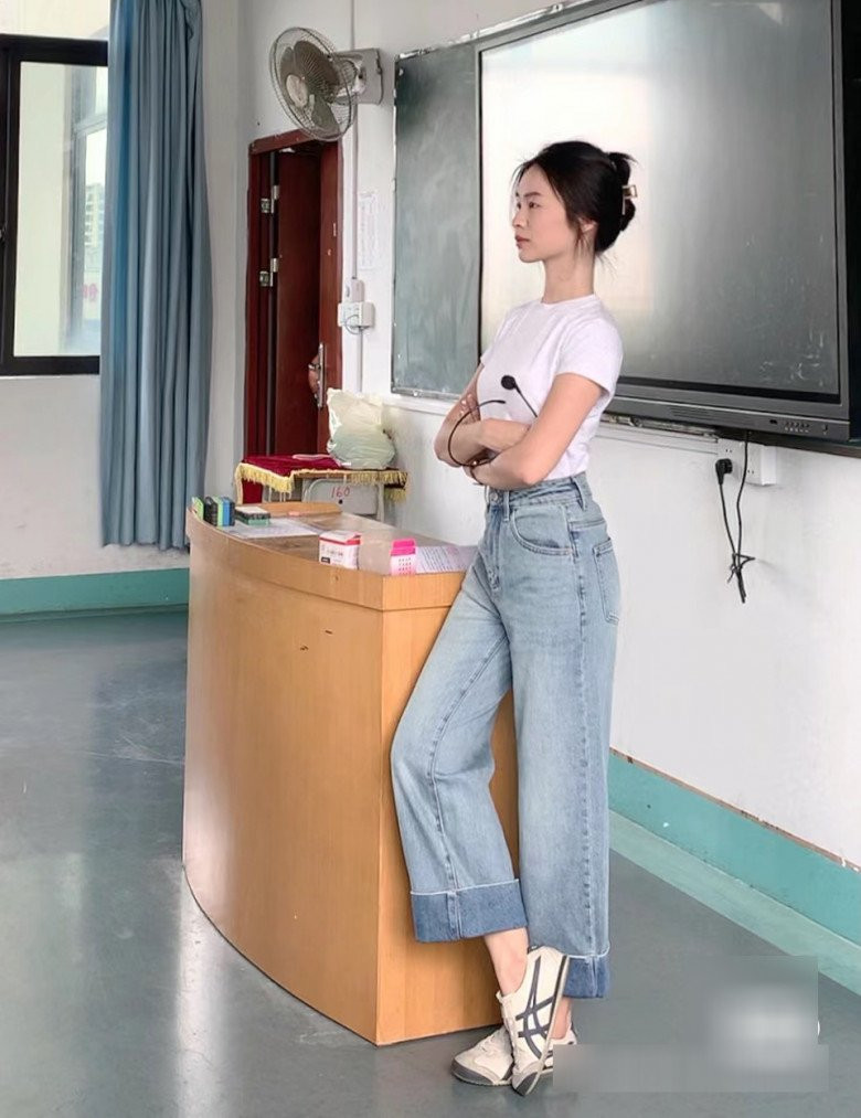 Được biết, Tiểu Diệp là giáo viên trẻ vừa mới đi dạy được gần 2 năm. Hiện tại, cô đang công tác tại một trường tiểu học ở tỉnh Phúc Kiến (Trung Quốc) với vai trò giáo viên dạy lớp tiền tiểu học và giáo viên môn GDCD.