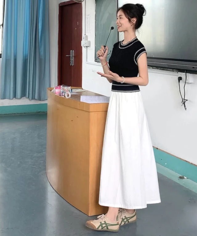 Dù trang phục không quá đắt đỏ nhưng qua bàn tay phối đồ của cô giáo trẻ, bộ nào bộ nấy trông đều rất bắt mắt, nổi bật.