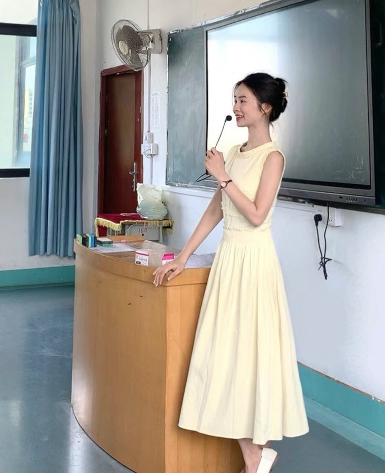 Cô giáo hot girl này là người đam mê thời trang, cô luôn quan niệm ăn mặc đẹp cũng là tôn trọng học sinh cùng công việc của mình, vậy nên Tiểu Diệp không ngại đầu tư khá nhiều vào các outfit lên lớp của mình.