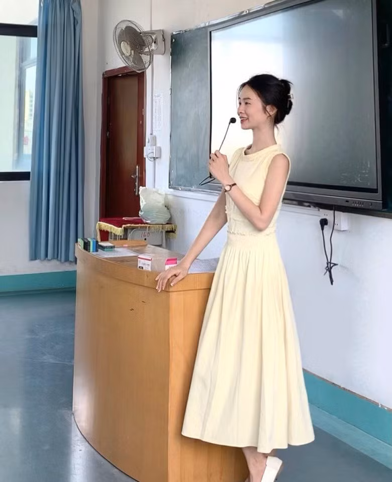 Cô giáo hot girl này là người đam mê thời trang, cô luôn quan niệm ăn mặc đẹp cũng là tôn trọng học sinh cùng công việc của mình, vậy nên Tiểu Diệp không ngại đầu tư khá nhiều vào các outfit lên lớp của mình.