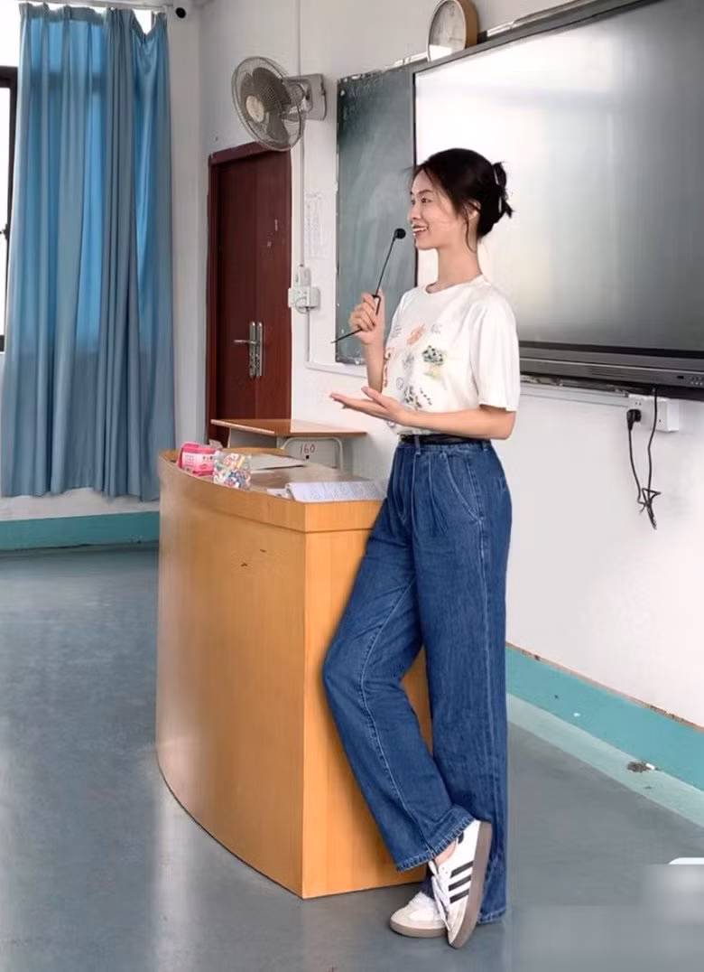 MXH xứ Trung thời gian gần đây liên tục trầm trồ với phong cách đi dạy của một cô giáo trẻ có tên Tiểu Diệp.