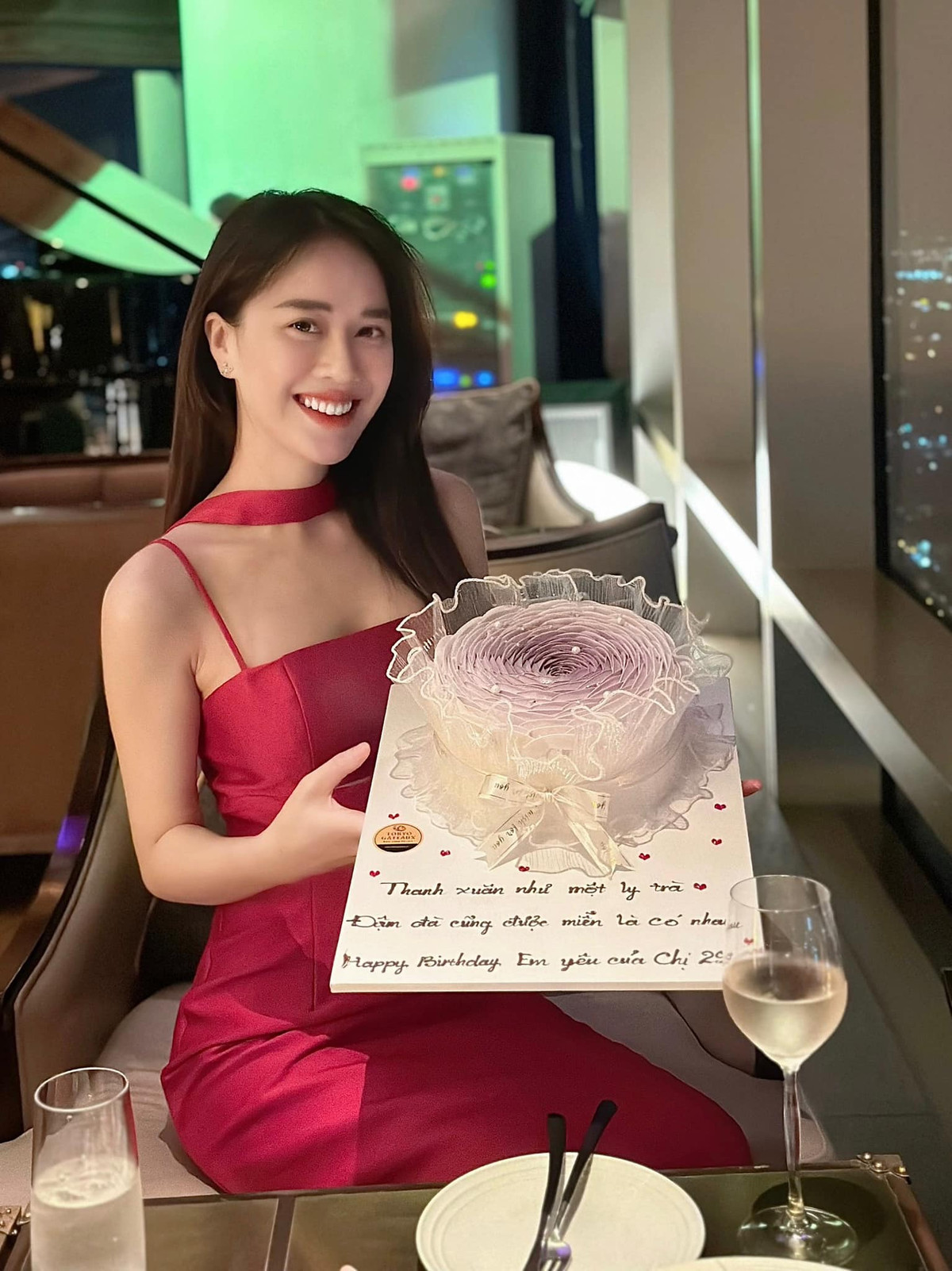 MC Mai Phương và ông xã chính thức về chung một nhà vào đầu năm 2022. Từ đó đến nay, nhiều người không khỏi tò mò về nửa kia của nữ MC bởi lẽ cô nàng chưa từng tiết lộ danh tính người ấy.