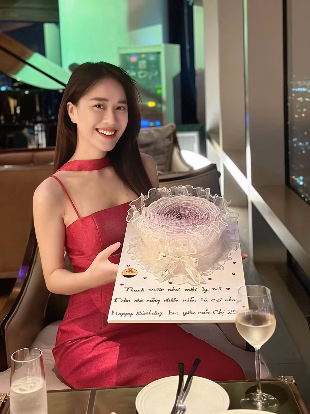 MC Mai Phương và ông xã chính thức về chung một nhà vào đầu năm 2022. Từ đó đến nay, nhiều người không khỏi tò mò về nửa kia của nữ MC bởi lẽ cô nàng chưa từng tiết lộ danh tính người ấy.